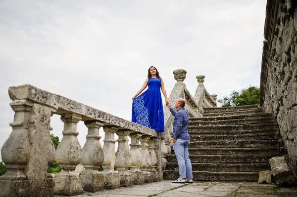 Charmant couple amoureux du vieux château. Fille en robe bleue . — Photo