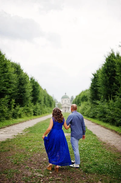 Hermosa pareja enamorada en Green Park. Chica en vestido azul . — Foto de Stock