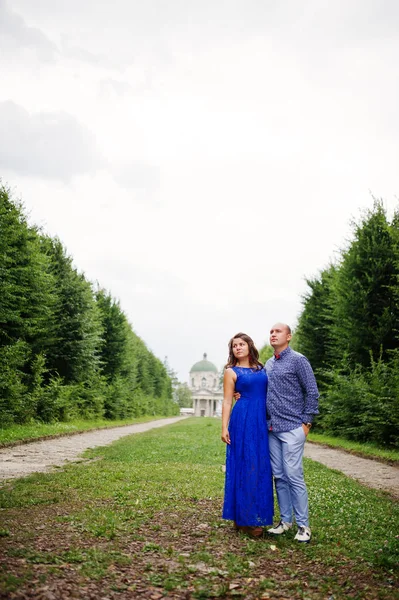 Hermosa pareja enamorada en Green Park. Chica en vestido azul . —  Fotos de Stock