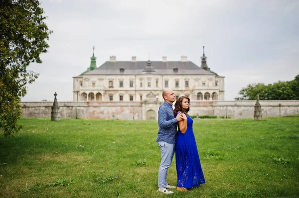 Krásný pár v lásce proti starý hrad. Dívka v modrých šatech. — Stock fotografie