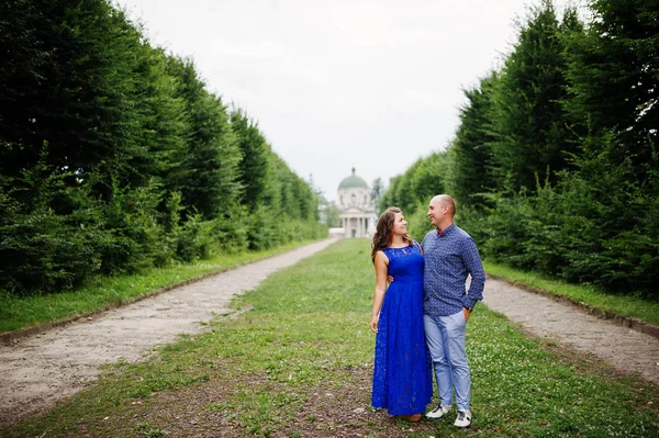 Hermosa pareja enamorada en Green Park. Chica en vestido azul . —  Fotos de Stock