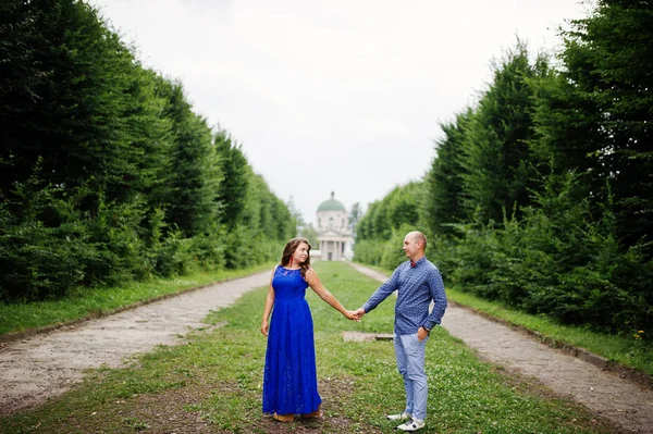 Hermosa pareja enamorada en Green Park. Chica en vestido azul . —  Fotos de Stock