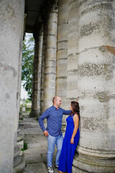 Schönes verliebtes Paar gegen altes Schloss. Mädchen im blauen Kleid. — Stockfoto