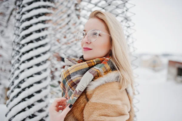 Retrato de chica rubia en gafas, abrigo de piel roja y bufanda en wi —  Fotos de Stock