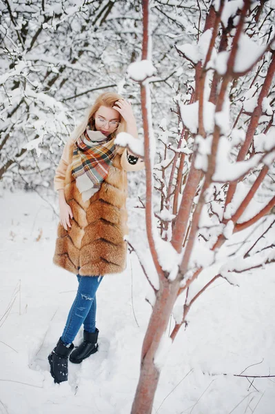 Portraiy of blonde girl in glasses, red fur coat and scarf at wi — Stock Photo, Image