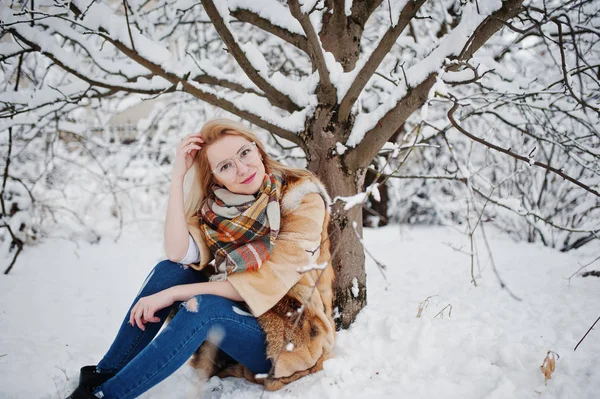 금발 소녀 안경, 빨간 모피 코트와 스카프와의 Portraiy — 스톡 사진