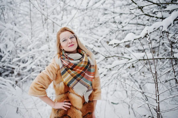 금발 소녀 안경, 빨간 모피 코트와 스카프와의 Portraiy — 스톡 사진