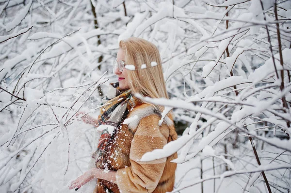 Portraiy van blond meisje in glazen, rood bontjas en sjaal op wi — Stockfoto