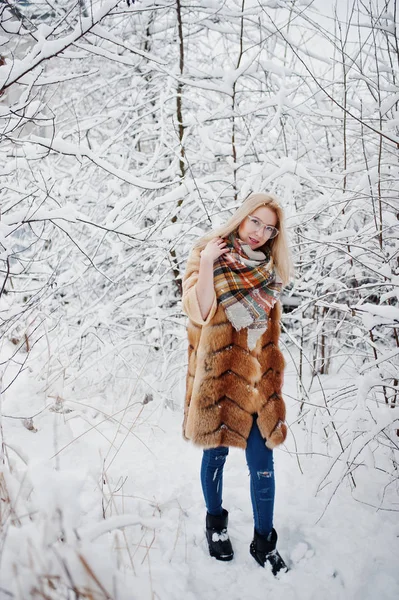 Portraiy de fille blonde dans des lunettes, manteau de fourrure rouge et écharpe à wi — Photo