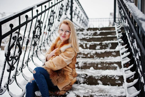 Portraiy de fille blonde dans des lunettes, manteau de fourrure rouge et écharpe à wi — Photo