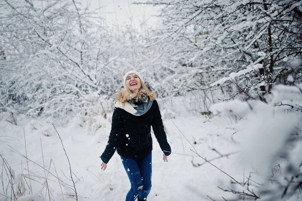 Blondynka, zabawy na śniegu w zimowy dzień. — Zdjęcie stockowe