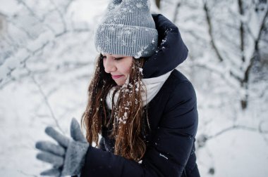 İki komik kız arkadaş yakınındaki kar karlı kış gününde eğleniyor