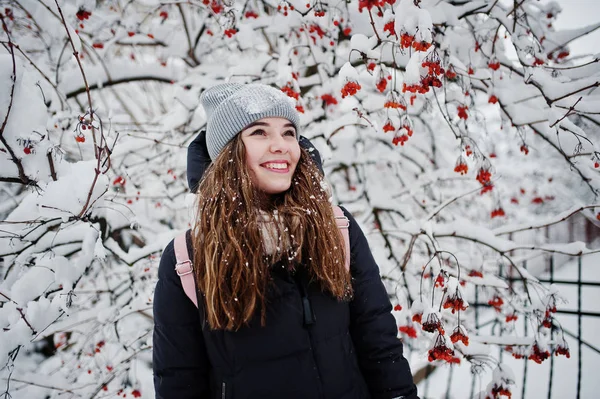 Porträt eines Mädchens an einem verschneiten Wintertag in der Nähe von schneebedeckten Bäumen. — Stockfoto