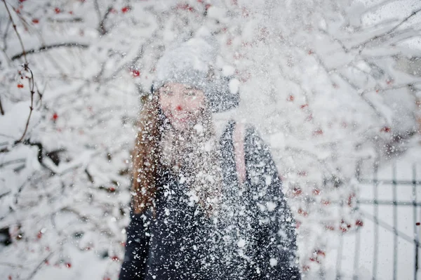 눈 근처 눈 겨울 날에 여자의 초상화 나무 덮여. — 스톡 사진