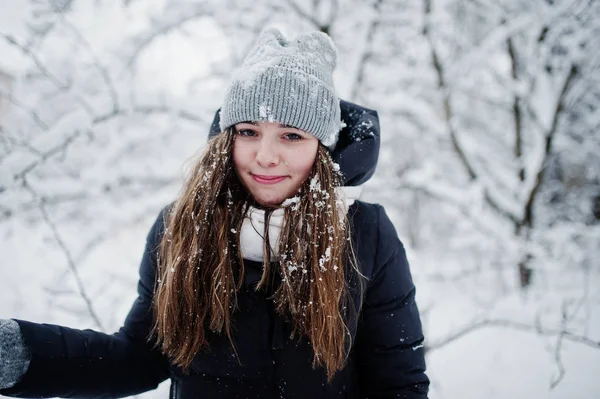 Zwei lustige Freundinnen amüsieren sich an einem verschneiten Wintertag in der Nähe von Schnee — Stockfoto