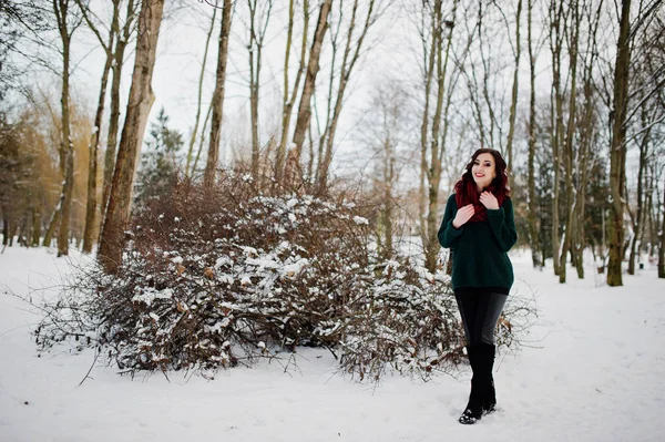 Brunette fille en pull vert et écharpe rouge en plein air le soir — Photo