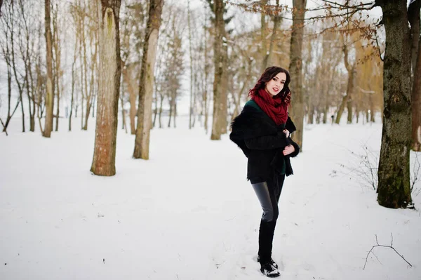 Brunetka v zelený svetr, kabát a červeným šátkem venkovní na ev — Stock fotografie