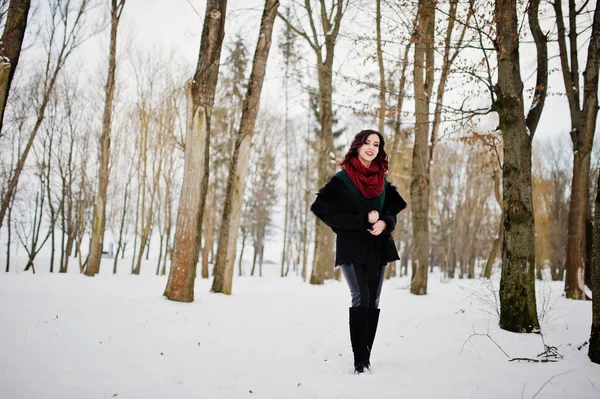 Brunette fille en pull vert, manteau et écharpe rouge en plein air sur ev — Photo