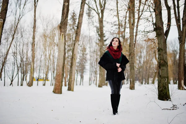 Brunette fille en pull vert, manteau et écharpe rouge en plein air sur ev — Photo