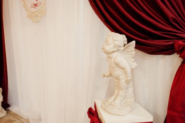 Küçük bir melek ya da aşk tanrısı heykel fotoğrafı yakın çekim.