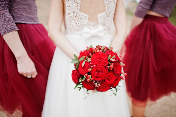 Close-up foto de noiva segurando um buquê de casamento de rosas vermelhas n — Fotografia de Stock