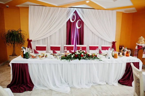 Mesa de bodas decorada con rosas rojas en el restaurante . —  Fotos de Stock