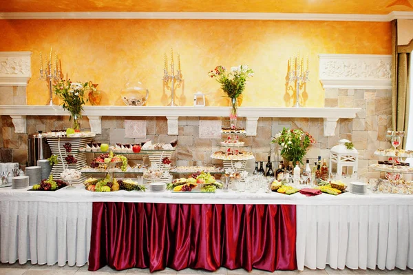 Närbild foto av en enorm mängd frukt och söta desserter på — Stockfoto