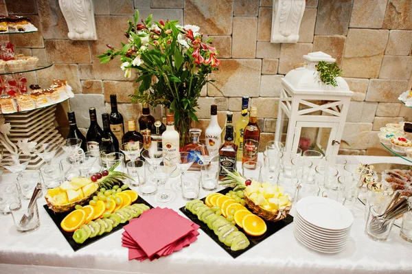 Nahaufnahme von Obst und Alkohol auf dem Hochzeitsbankett. — Stockfoto