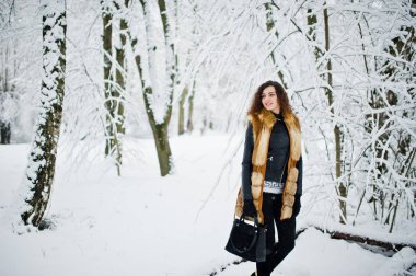 Elegance kıvırcık kız kürk manto ve çanta karlı orman Park
