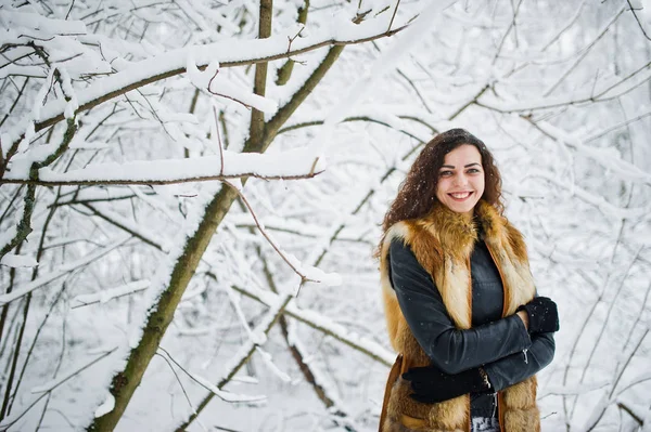 겨울에 눈이 삼림 공원에서 모피 코트에 우아함 곱슬 소녀. — 스톡 사진