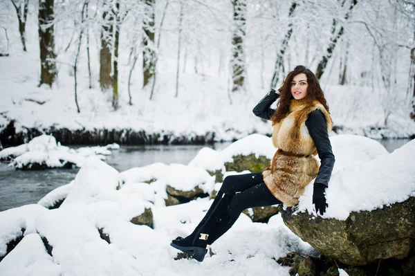 冬季雪林公园毛皮大衣的优雅卷发女孩. — 图库照片