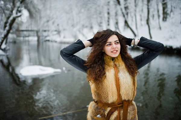 Menina encaracolado elegância em casaco de peles no parque florestal nevado agasinst fr — Fotografia de Stock