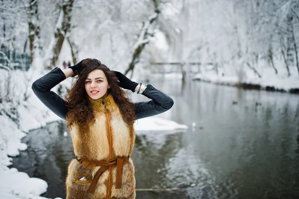 눈 덮인 삼림 공원 agasinst에 모피 코트에 우아함 곱슬 소녀 fr — 스톡 사진