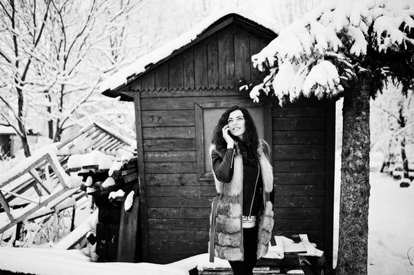 눈 덮인 삼림 공원 agasinst gr에서 모피 코트에 우아함 곱슬 소녀 — 스톡 사진