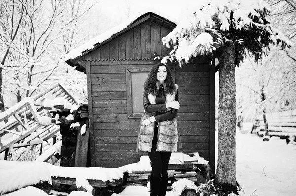 Σγουρό κορίτσι κομψότητα στο γούνινο παλτό στο χιονισμένο δασικό πάρκο agasinst gr — Φωτογραφία Αρχείου