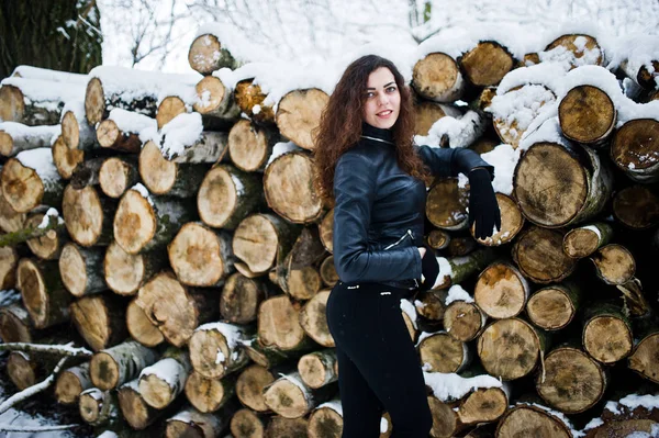 Wi에서 눈 덮인 숲 공원에서 가죽 재킷에 우아함 곱슬 소녀 — 스톡 사진