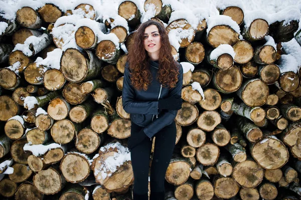 Wi에서 눈 덮인 숲 공원에서 가죽 재킷에 우아함 곱슬 소녀 — 스톡 사진