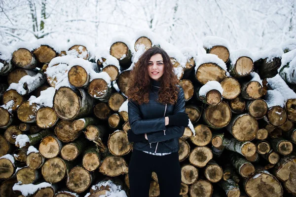 Elégance fille bouclée en veste en cuir au parc forestier enneigé à wi — Photo