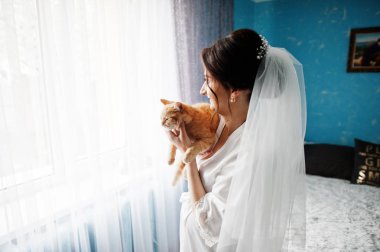 Gelin düğün ce önce evinin içinde kedisi ile poz