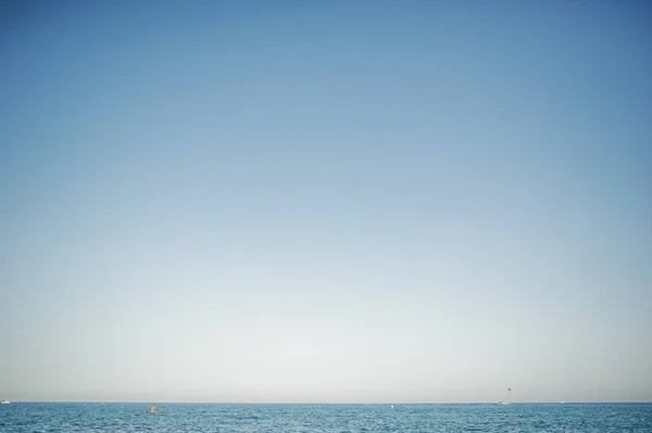 Fabuleuse photo de mer turquoise bleu calme . — Photo