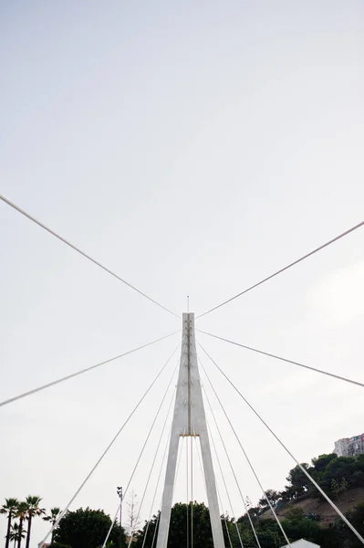 Puente blanco alto en una ciudad. Foto de cerca de sus cuerdas . —  Fotos de Stock