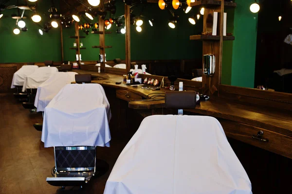 Стільці в зеленому чоловічому перукарні в стилі ретро . — стокове фото