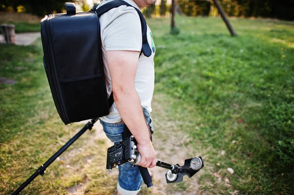 Retrato de un fotógrafo con mochila, trípode y otros equipamientos — Foto de Stock