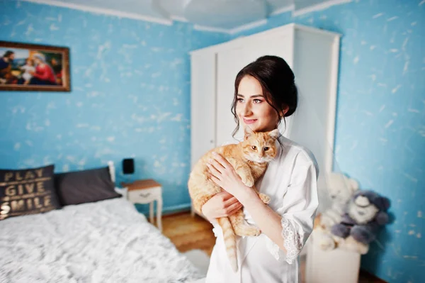 Bruden poserar med sin katt inne i hennes hus innan bröllopet CE — Stockfoto