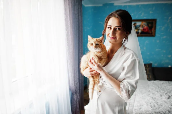 Panna Młoda stwarzające z jej kota wewnątrz domu przed ślubem CE — Zdjęcie stockowe