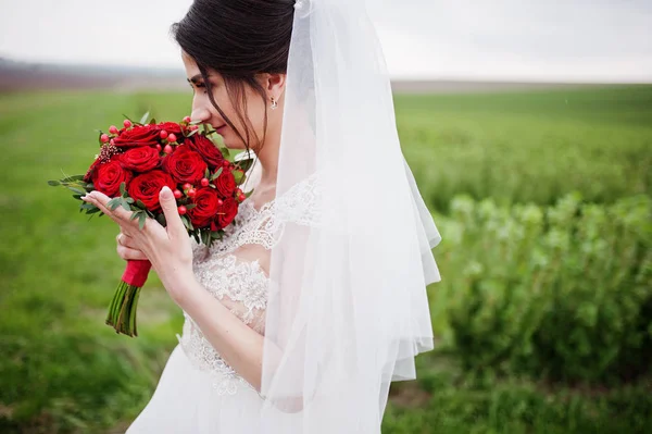 Retrato de una bella novia posando con su boda roja —  Fotos de Stock