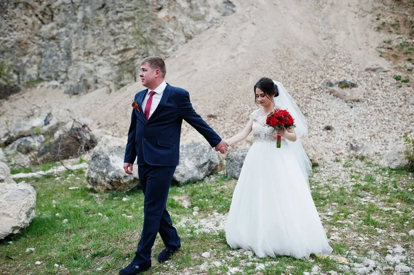 Romantique couple nouvellement marié posant et marchant dans le comte rocheux — Photo