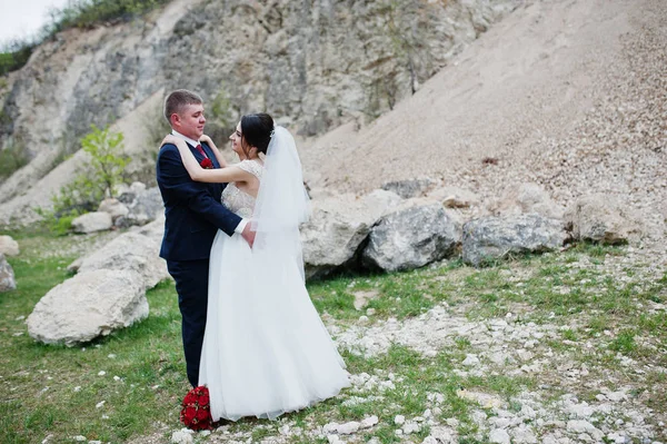 Romantica coppia di sposi in posa e camminare in roccioso countr — Foto Stock