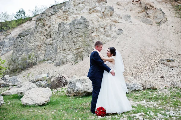 Romantica coppia di sposi in posa e camminare in roccioso countr — Foto Stock