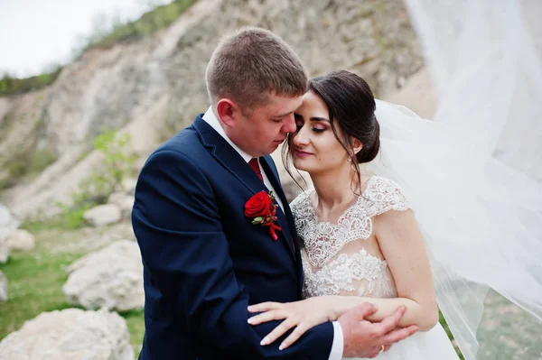 Romantica coppia di sposi in posa e camminare in roccioso countr — Foto Stock